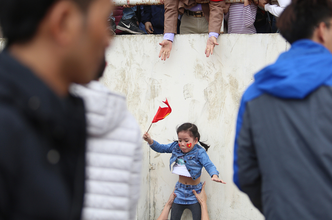 Sân Mỹ Đình quá tải trong trận chung kết, nhiều người bị thương